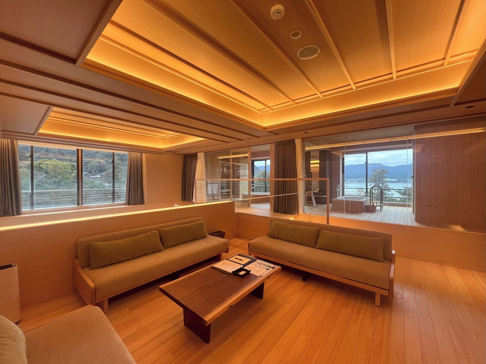 海側ロイヤルスイートツイン半露天風呂・サウナ付（仙山）100㎡ リビング エリア0 | 宮島グランドホテル有もと