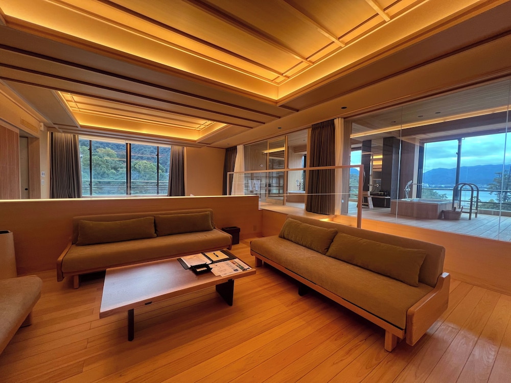 海側ロイヤルスイートツイン半露天風呂・サウナ付（仙山）100㎡ | 宮島グランドホテル有もと