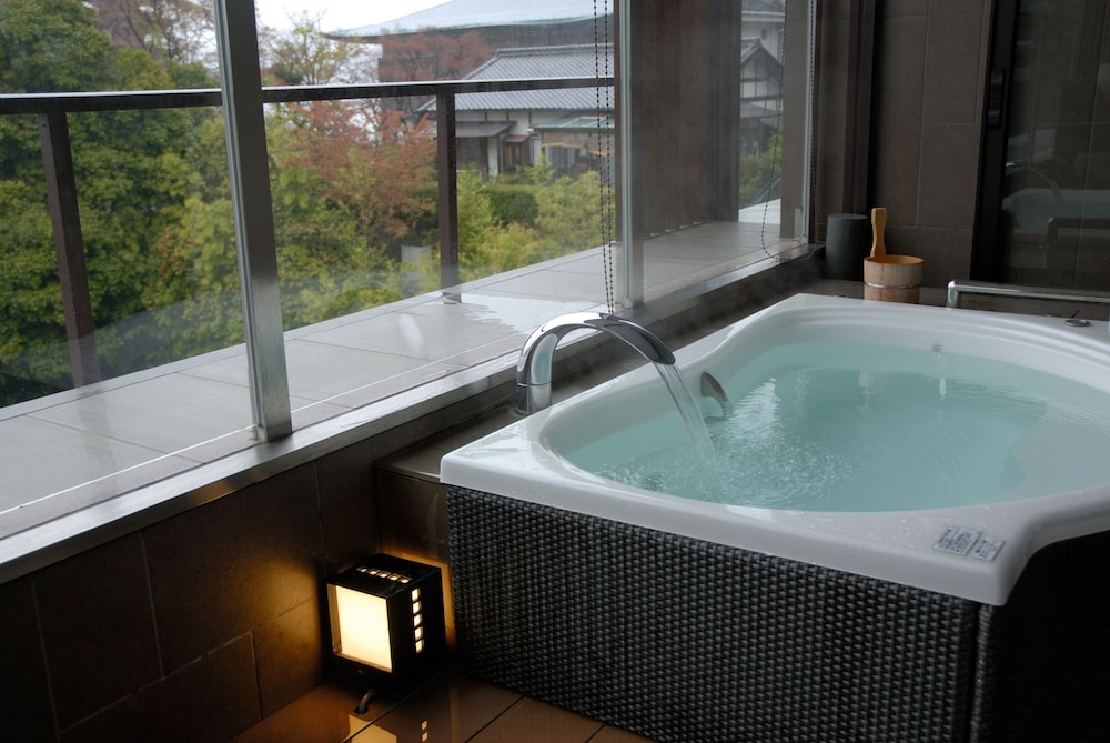 海側露天風呂付和洋室ジュニアスイート 禁煙【74㎡】 深めの浴槽0 | 宮島グランドホテル有もと