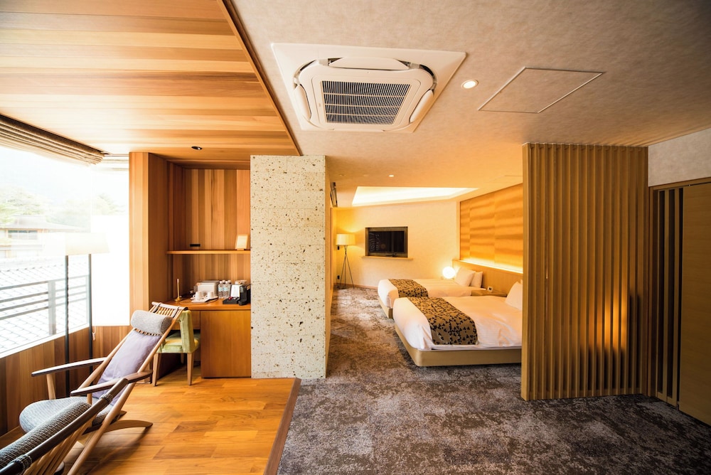 霊峰弥山側露天風呂付客室＜和洋室＞99㎡ 客室1 | 宮島グランドホテル有もと