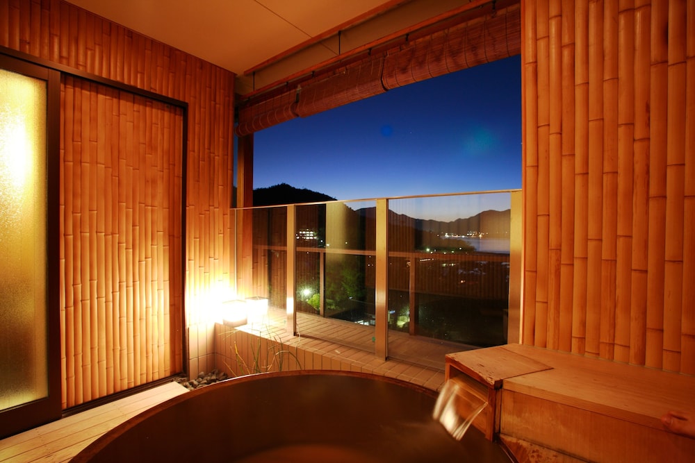 海側露天風呂付数寄屋和室 禁煙【74㎡】 バスルーム0 | 宮島グランドホテル有もと