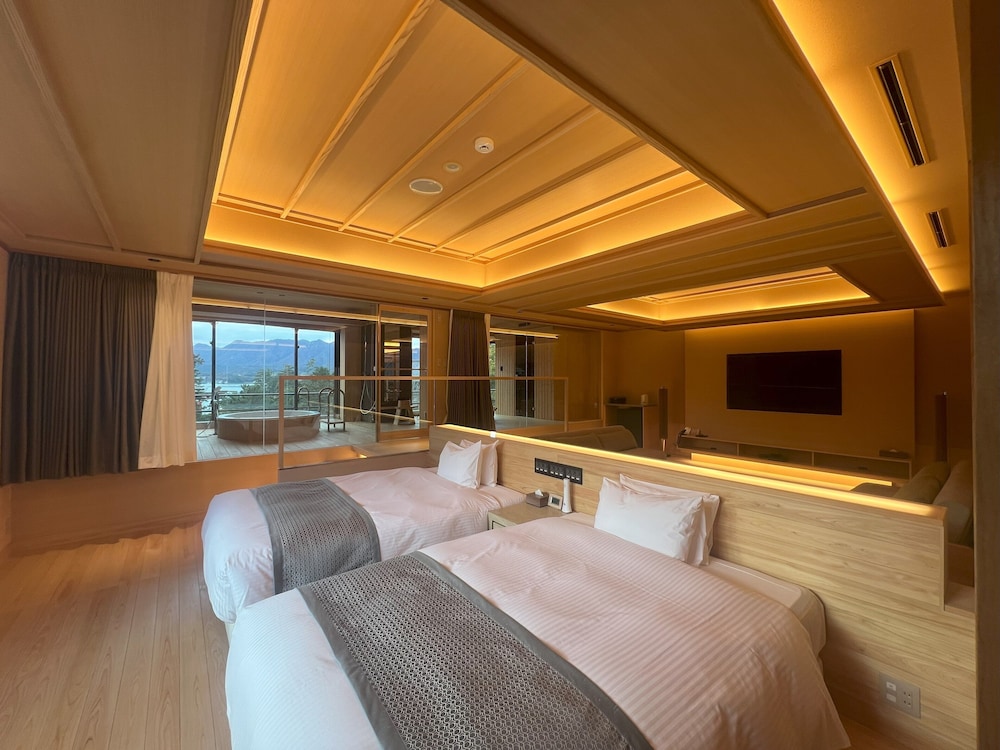 海側ロイヤルスイートツイン半露天風呂・サウナ付（仙山）100㎡ 客室1 | 宮島グランドホテル有もと