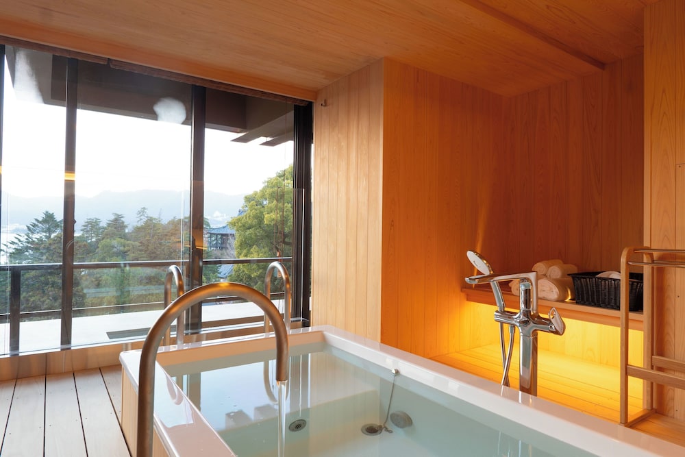 海側ジュニアスイートダブル半露天風呂付（明燈）47㎡ 客室1 | 宮島グランドホテル有もと