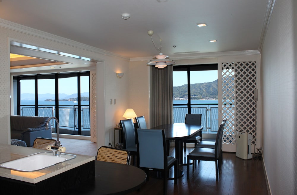 ロイヤル スイート 禁煙 オーシャンビュー 客室内のダイニングエリア0 | 安芸グランドホテル & Spa