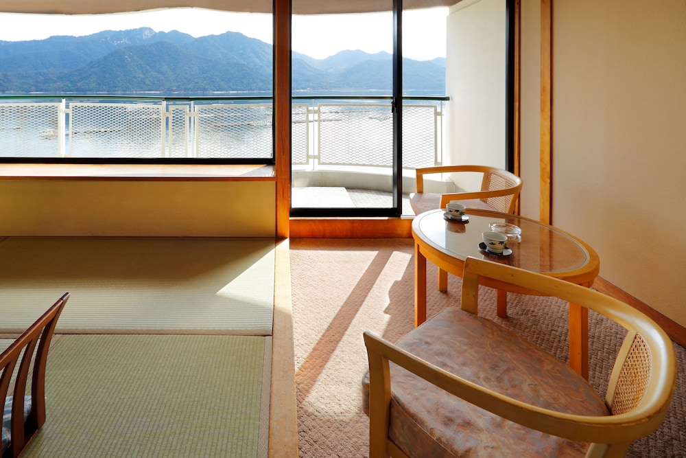 和室 禁煙 オーシャンビュー リビング エリア1 | 安芸グランドホテル & Spa