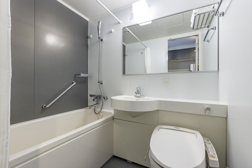 Moderate Semi-Double Room for 2 people / Washer-Dryer バスルーム0 | 東急ステイ 水道橋