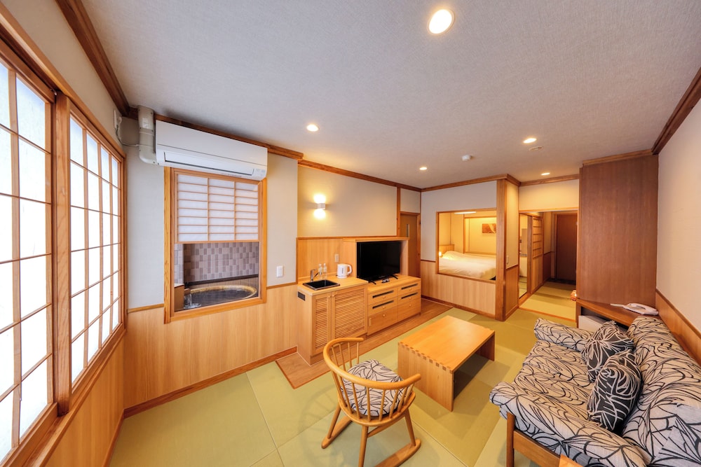 リニューアル[和洋室(3名定員／1名布団利用)]開放式内風呂付…45㎡禁煙 客室1 | 匠の宿　深山桜庵