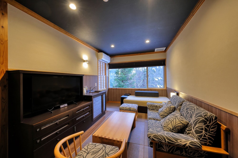 リニューアル[温泉和洋室(4名定員)] 開放式内風呂付…45平米 客室1 | 匠の宿　深山桜庵