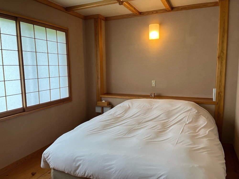 [洋室ダブル] シャワーブース+トイレ…20平米 禁煙 客室1 | 匠の宿　深山桜庵