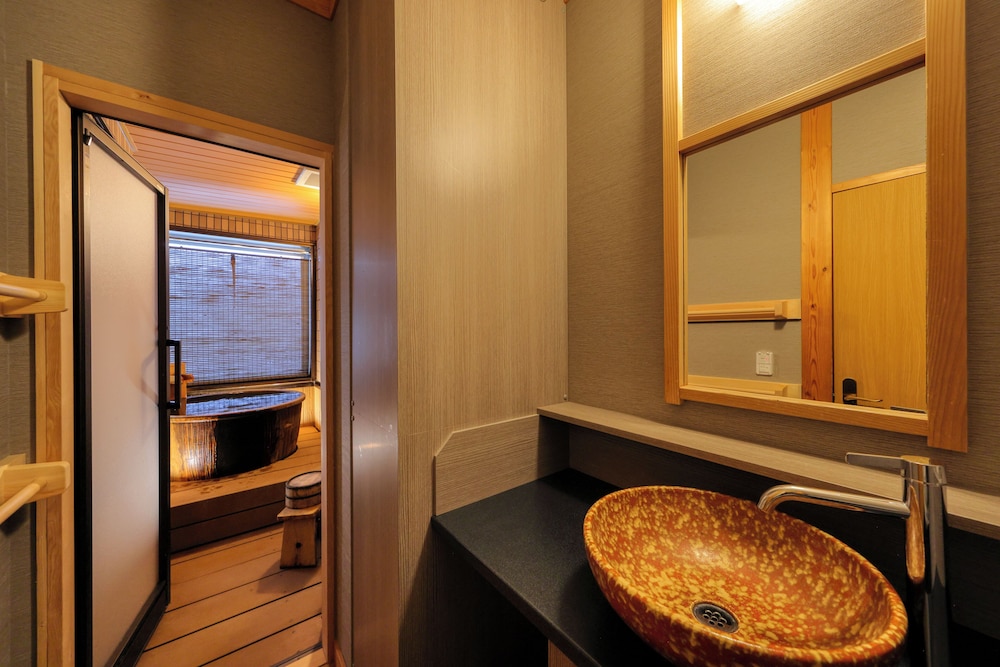 リニューアル[和洋室(3名定員／1名布団利用)]開放式内風呂付…45㎡禁煙 バスルーム1 | 匠の宿　深山桜庵