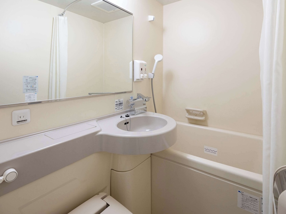 ルーム ダブルベッド 1 台 禁煙 バスルーム0 | コンフォート ホテル 呉