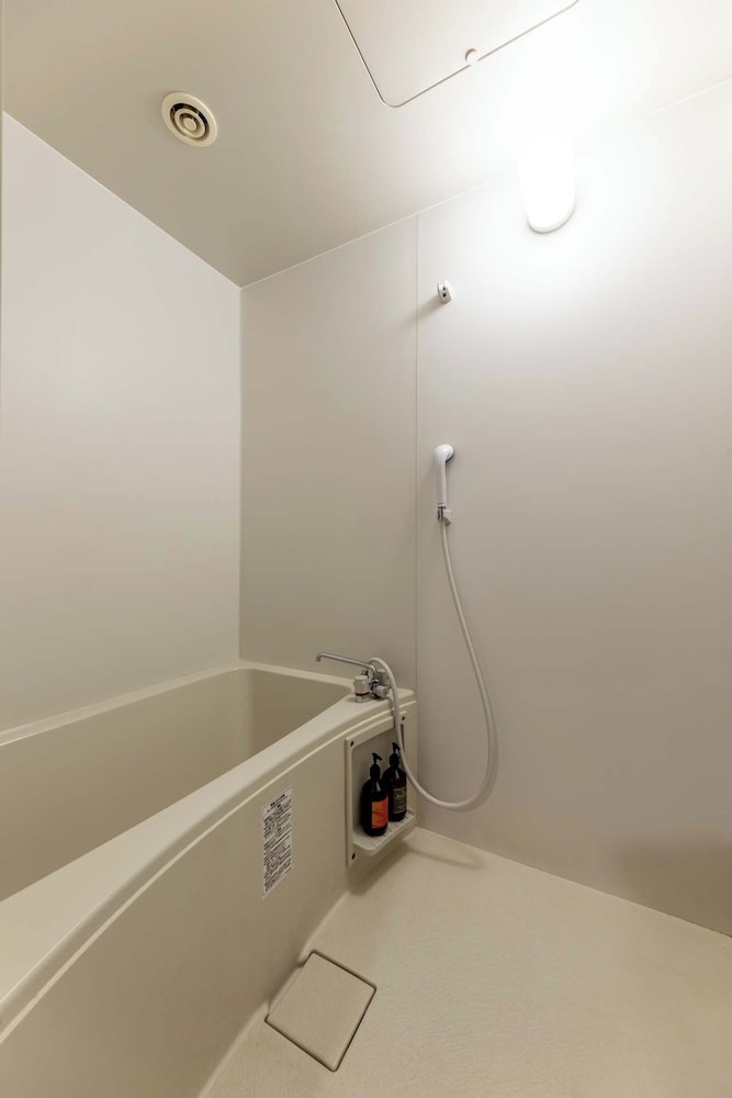 和室 専用バスルーム付き 深めの浴槽0 | 大和屋本店 旅館 大阪