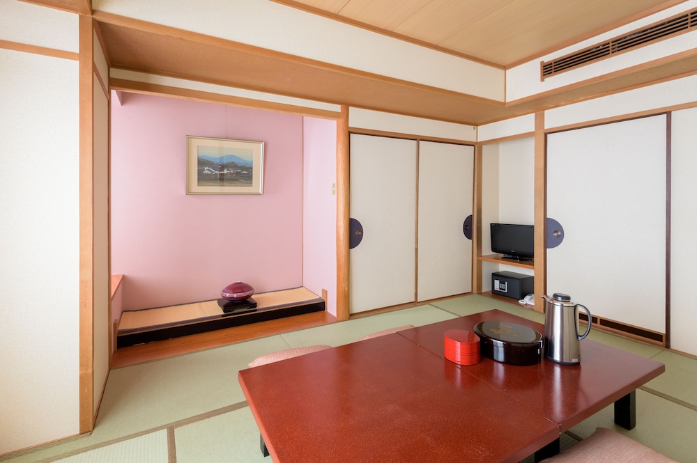 和室 専用バスルーム付き リバービュー (高層階) 客室内のダイニングエリア0 | 大和屋本店 旅館 大阪