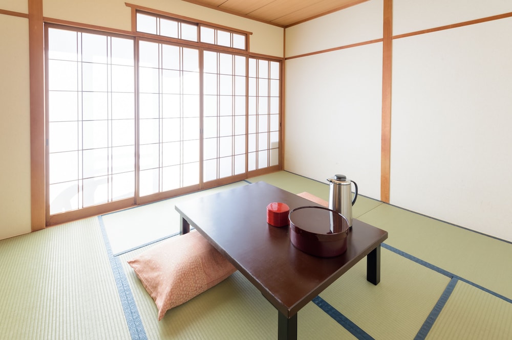 和室 専用バスルーム付き 客室内のダイニングエリア0 | 大和屋本店 旅館 大阪