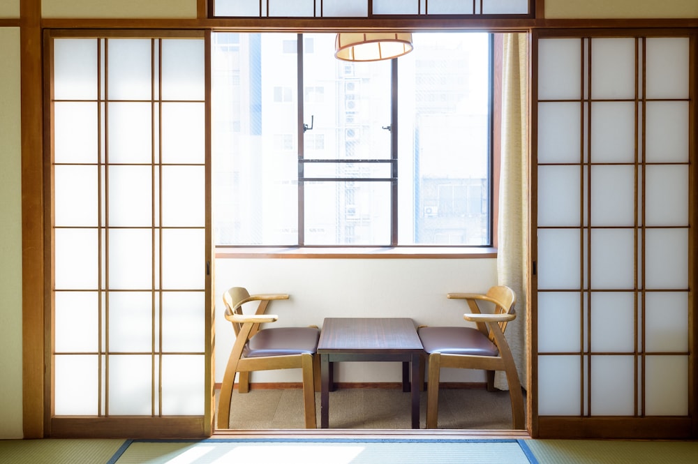 和室 専用バスルーム付き 客室内のダイニングエリア1 | 大和屋本店 旅館 大阪
