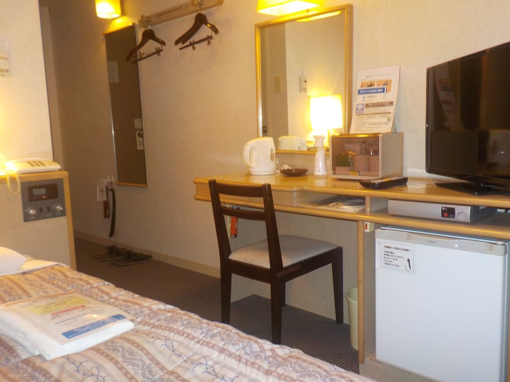 セミダブルルーム 喫煙可 客室内のダイニングエリア0 | ホテルクラウンヒルズ小倉