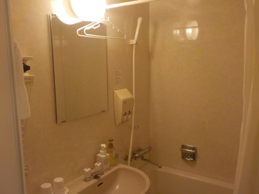 セミダブルルーム 喫煙可 バスルームのシャワー0 | ホテルクラウンヒルズ小倉