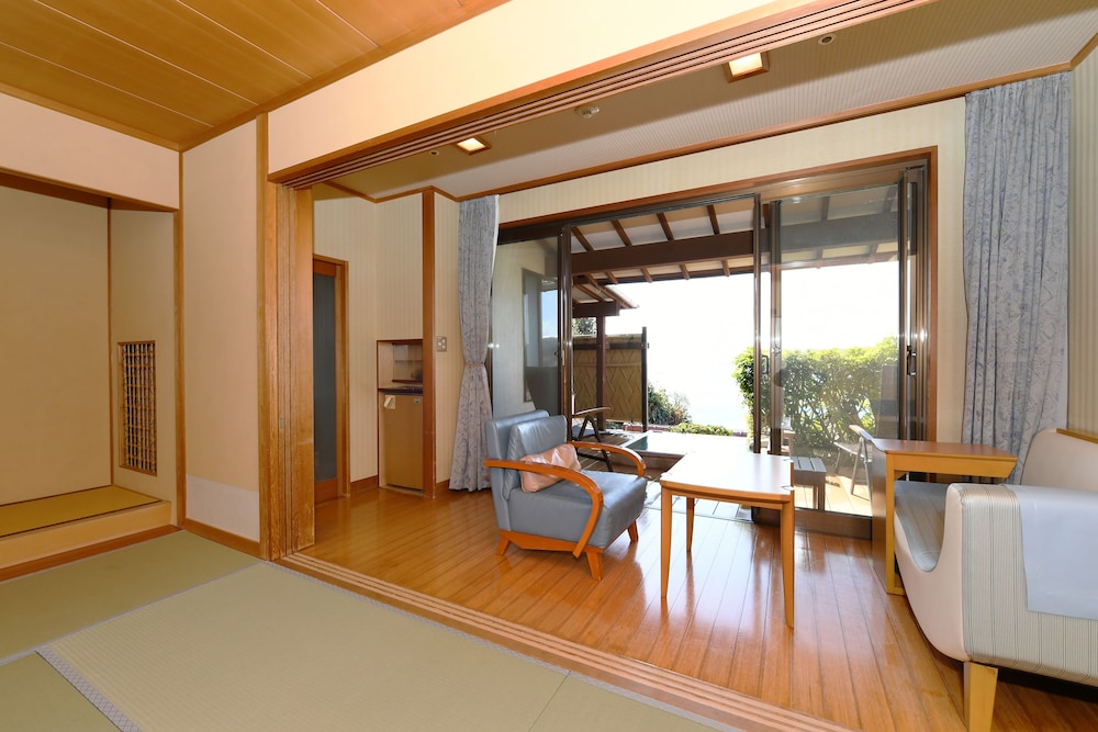 露天風呂付コーナールーム50sqm（畳10畳）　禁煙　ビーチビュー 客室1 | 下田大和館