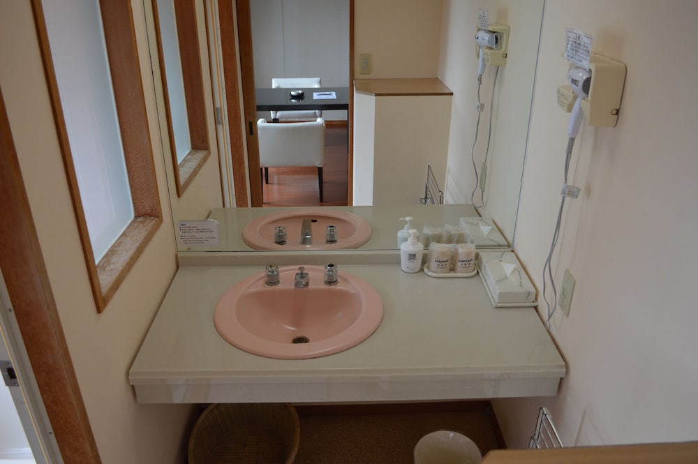 和室50sqm（畳10畳）　禁煙　ビーチビュー バスルームのシンク0 | 下田大和館