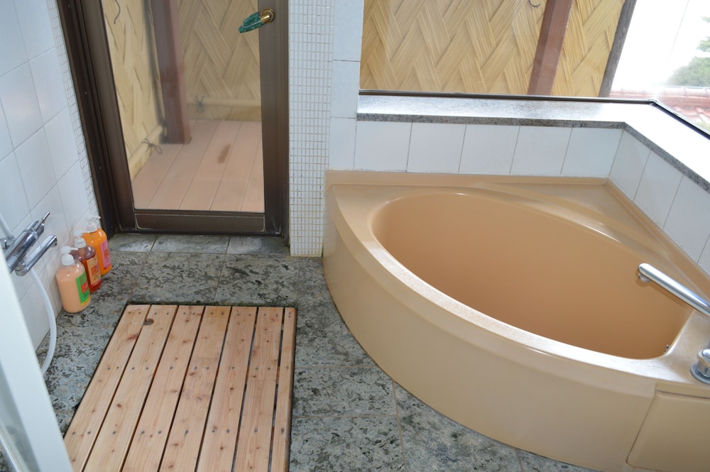 露天風呂付コーナールーム50sqm（畳10畳）　禁煙　ビーチビュー バスルームの設備1 | 下田大和館