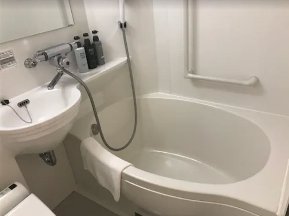 ダブルルーム 喫煙可 バスルーム1 | ホテルニューウエノ