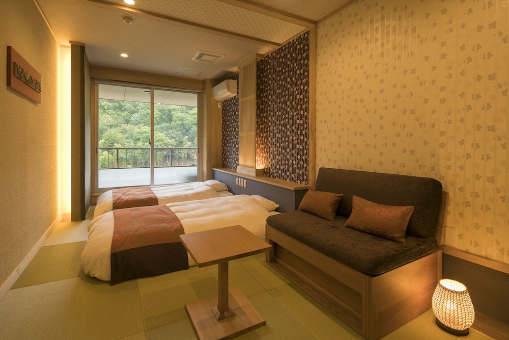 Japanese Style Room,6 Tatami Mats:15 Minutes from Itami Airport by Taxi, Tatoo may not be allowed. 客室1 | 不死王閣