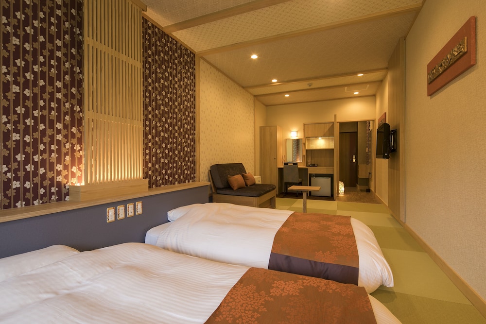 Japanese Style Room,6 Tatami Mats:15 Minutes from Itami Airport by Taxi, Tatoo may not be allowed. 客室2 | 不死王閣