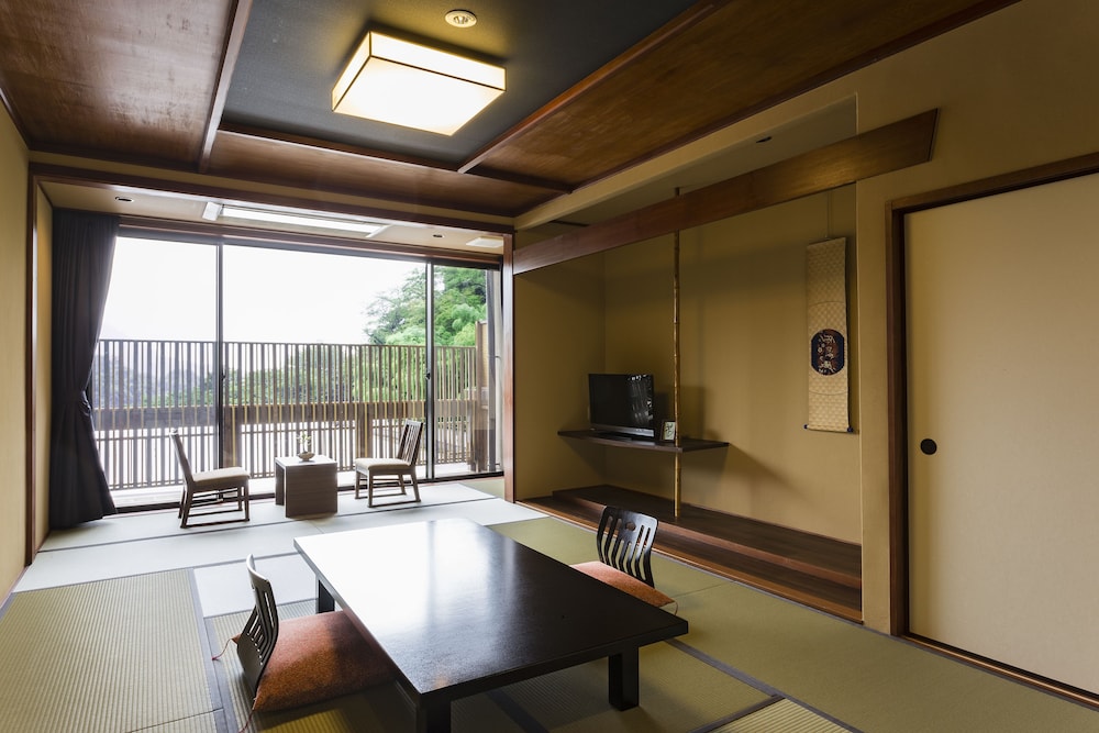 Japanese Style Room,12 Tatami Mats:15 Minutes from Itami Airport by Taxi, Tatoo may not be allowed. 客室1 | 不死王閣
