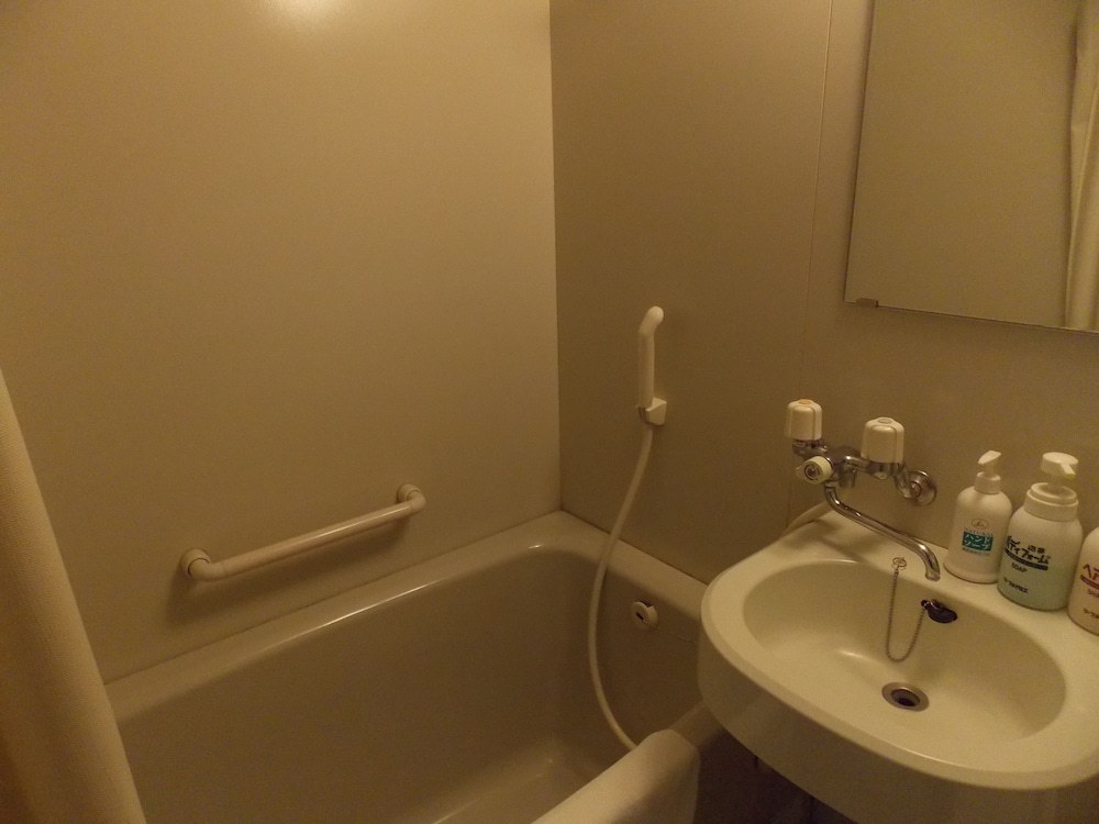 Japanese Style Room,12 Tatami Mats:15 Minutes from Itami Airport by Taxi, Tatoo may not be allowed. バスルーム0 | 不死王閣