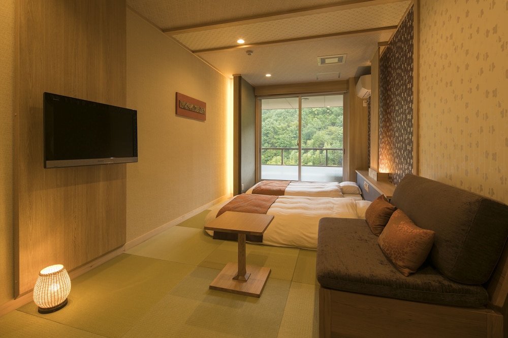 Japanese Style Room,6 Tatami Mats:15 Minutes from Itami Airport by Taxi, Tatoo may not be allowed. | 不死王閣