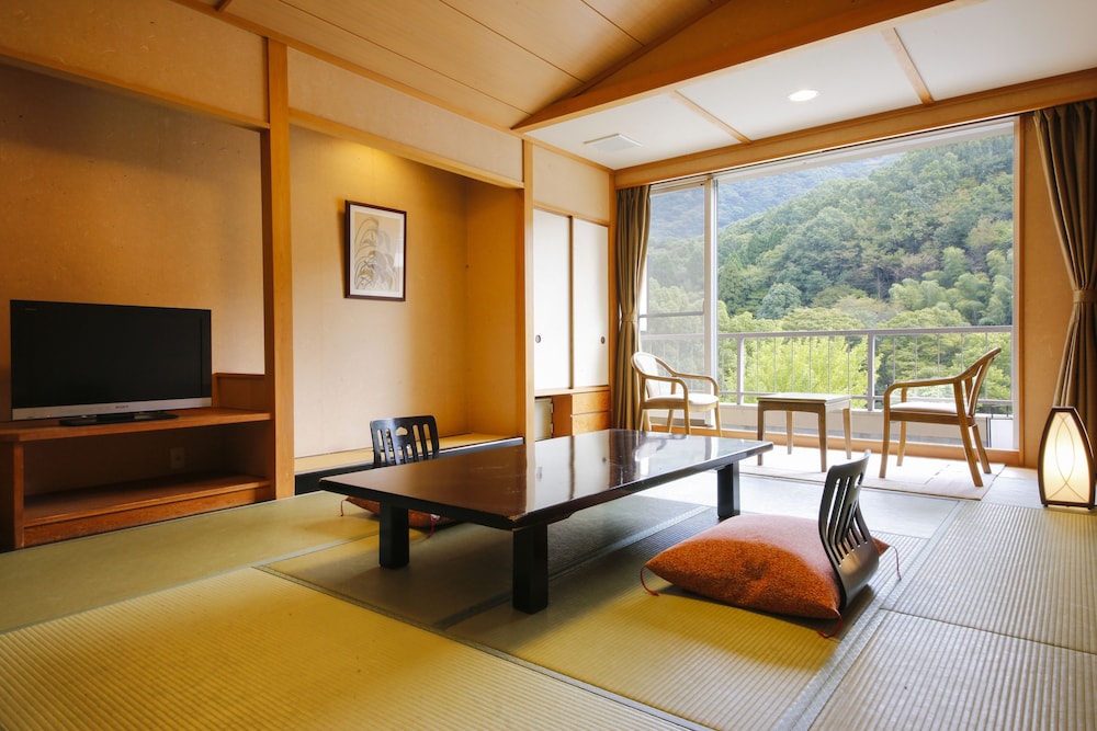 Japanese Style Room,12 Tatami Mats:15 Minutes from Itami Airport by Taxi, Tatoo may not be allowed. | 不死王閣