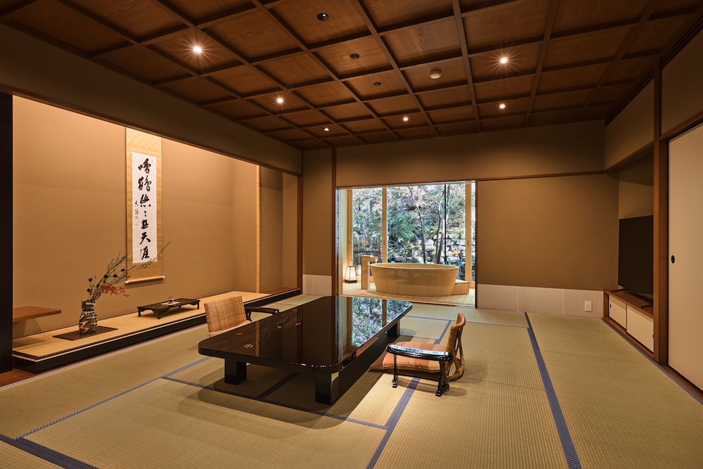 露天風呂付特別室 本陣 客室1 | 城崎温泉 西村屋本館