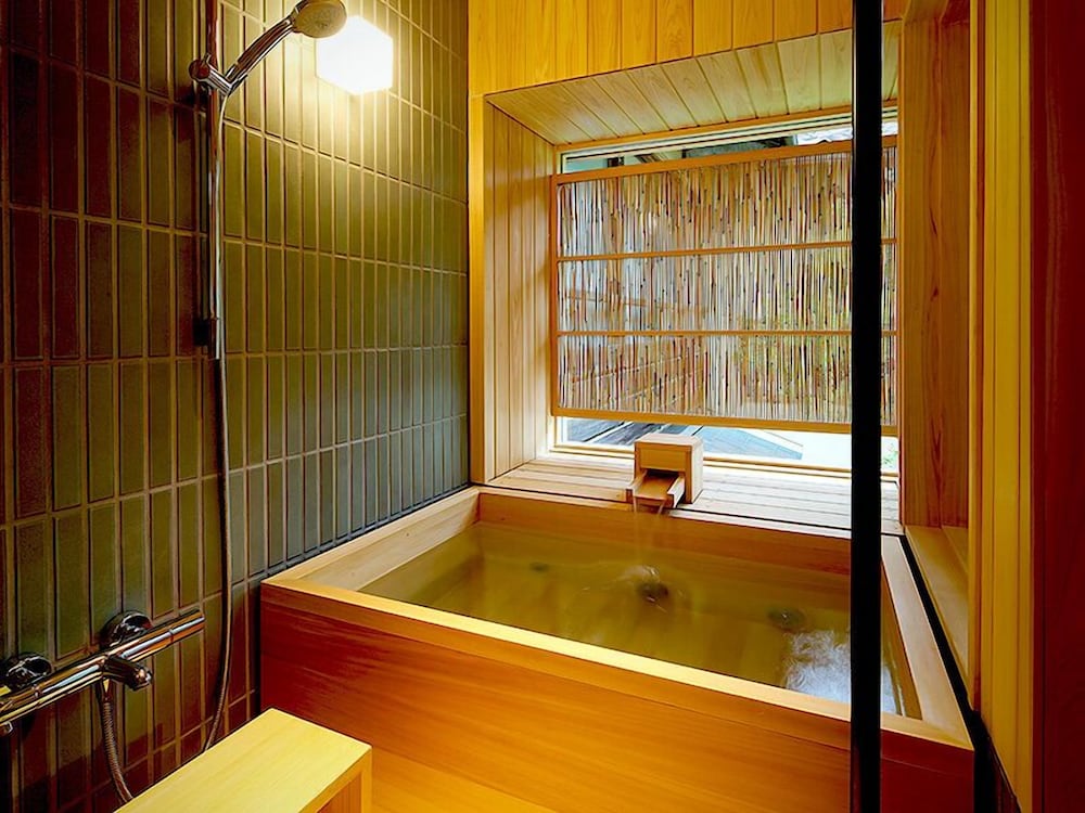 半露天風呂付特別室　銀扇 バスルーム0 | 城崎温泉 西村屋本館
