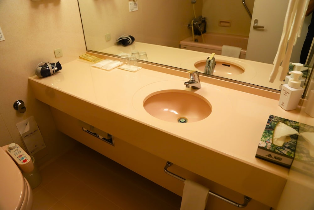 3号館 ツインB ゲレンデビュー（喫煙） バスルーム1 | 苗場プリンスホテル