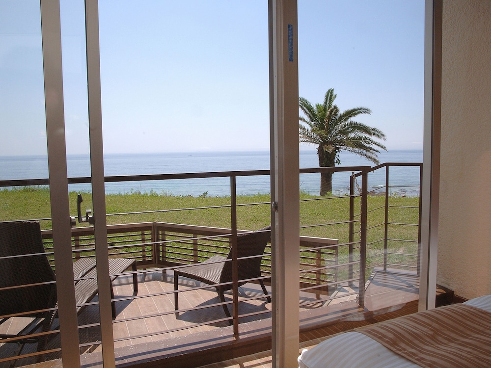 リニューアルファミリールーム(和洋室) テラス付き 客室1 | 下田プリンスホテル