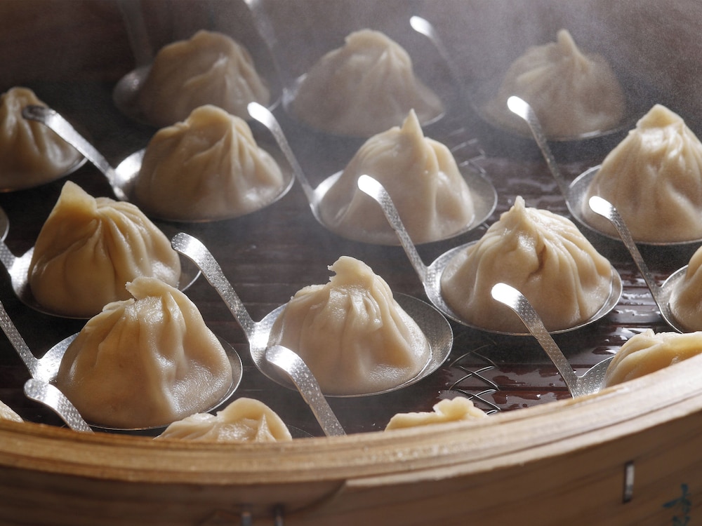 [1泊2食 星ビュッフェプラン "和ダイニング星 HOSHI"] 星館スタンダード洋室 (海側) 35平米 [寝具の数は(3歳以上)予約人数分] 客室4 | 別府温泉杉乃井ホテル