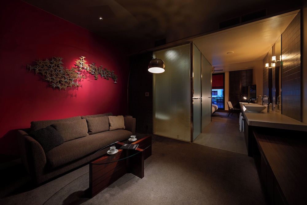 エグゼクティブキング [サウナ/クラブラウンジ/ミニバー/100インチ プロジェクター付] リビング エリア1 | ウィズ ザ スタイル 福岡