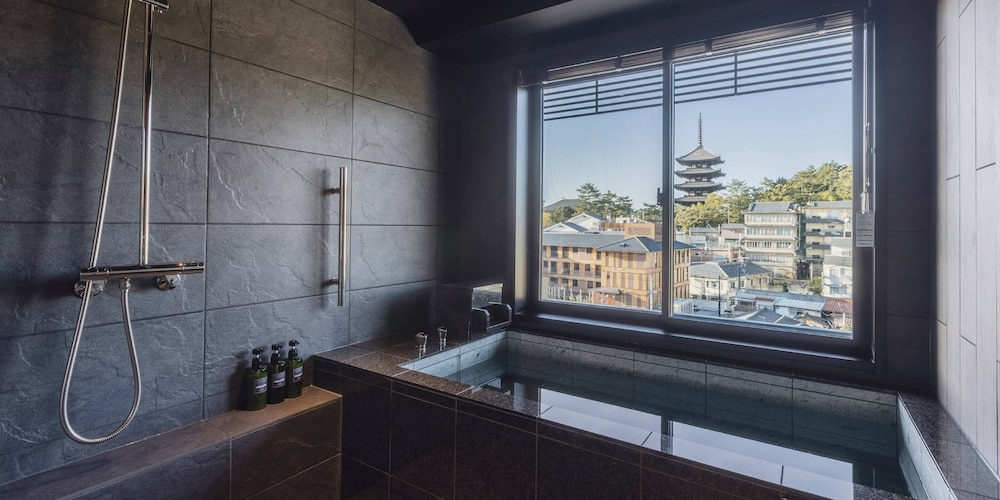 Suite Room with Private Bathroom - Temple View, Non Smoking バスルーム0 | 奈良の宿 飛鳥荘