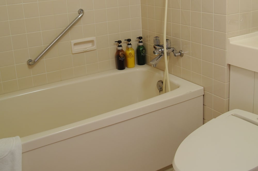 【東館】スタンダードツインルーム 禁煙 バスルーム1 | 万座プリンスホテル