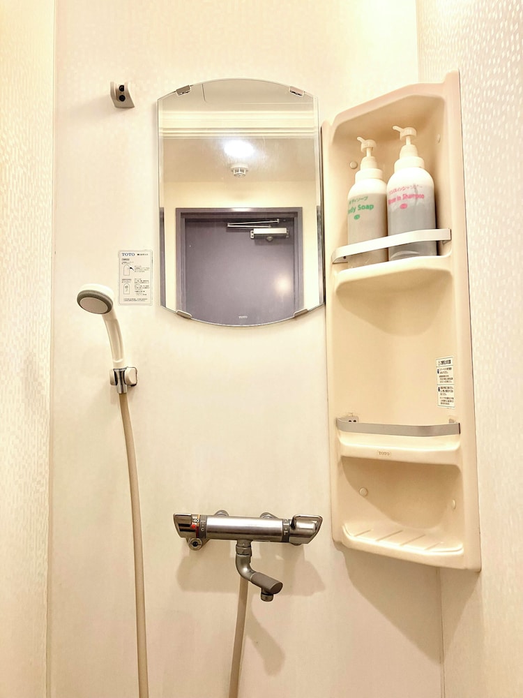 4ベッドグループルーム 禁煙 (シャワー·トイレ共有) バスルーム1 | サクラホテル 池袋