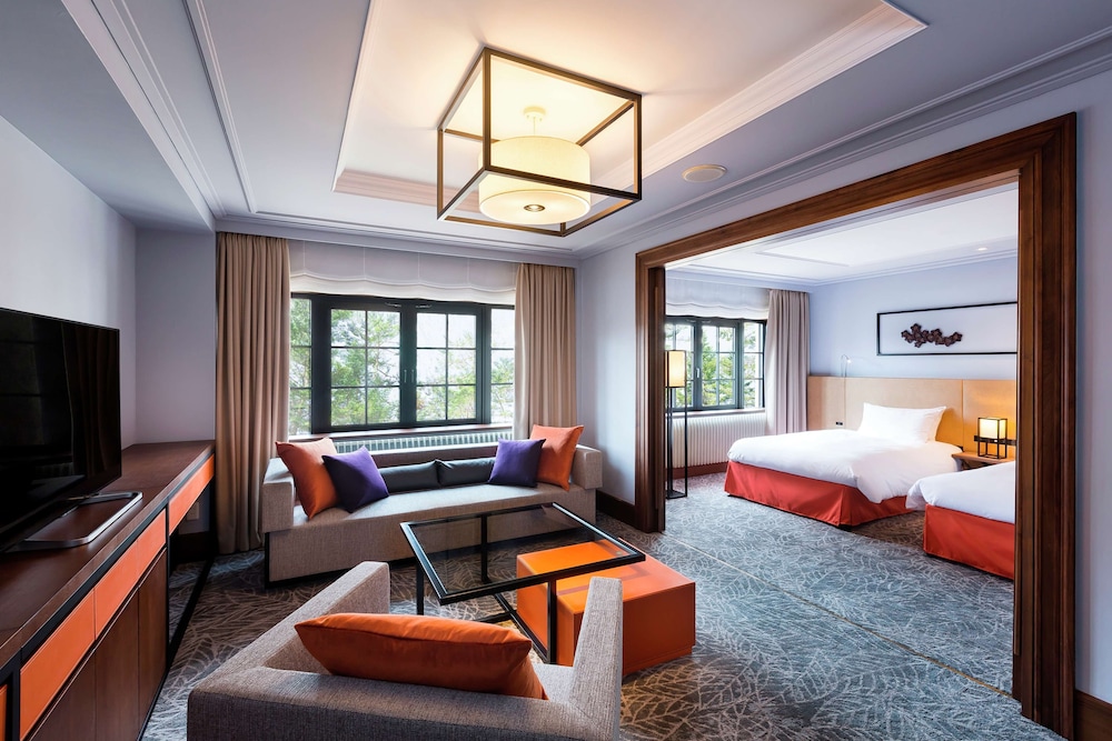 プレミアム ツインルーム リビング エリア2 | 旧軽井沢KIKYOキュリオ・コレクションbyヒルトン