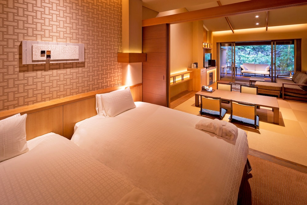 ＜離れ＞温泉露天付ヴィラスイート　和洋室[ツインベット] リビング エリア0 | 東府や Resort&Spa-Izu