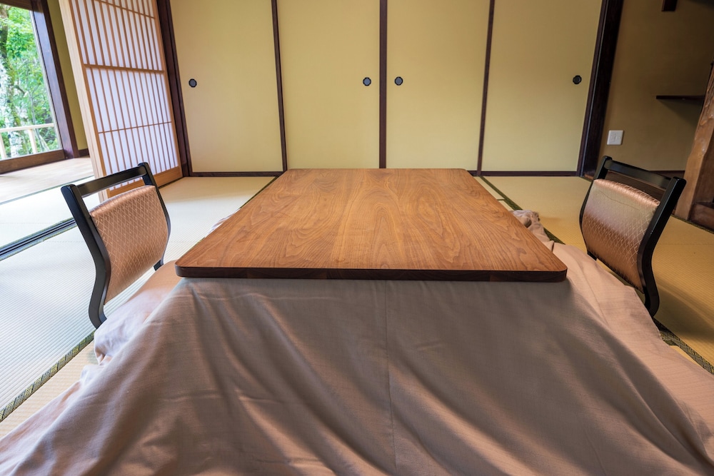 離れ(定員4名 1階「洗心亭」露天風呂付) 客室1 | 松坂屋本店