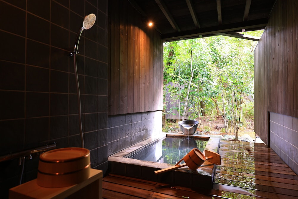 春風荘 (定員4名 1階「常盤」露天風呂付) 禁煙 バスルーム1 | 松坂屋本店