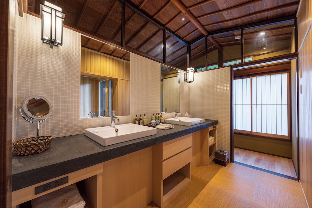 離れ(定員4名 1階「洗心亭」露天風呂付) バスルーム3 | 松坂屋本店