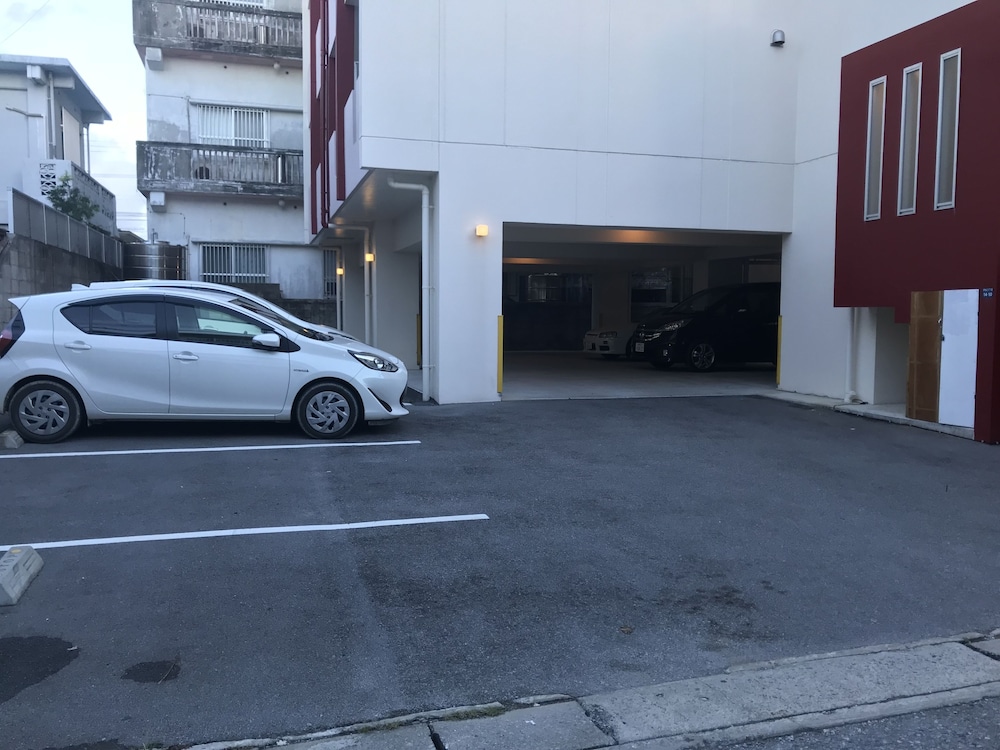駐車場1 | Mr.KINJO SATOMO in 宜野湾 駐車場1 | Mr.KINJO SATOMO in 宜野湾