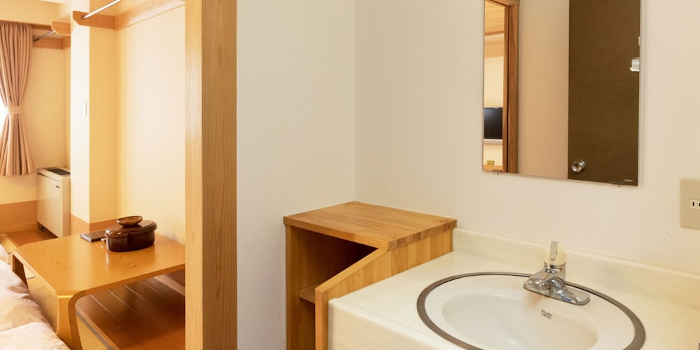 禁煙 広々とした和室13畳 (トイレ付) 客室1 | 志賀高原 癒しの宿幸の湯