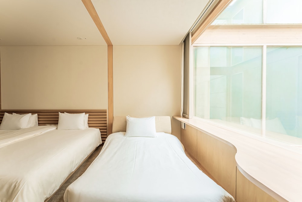 トリプルルーム セミダブルベッド2台, エキストラベッド1台 禁煙 | SHONAI HOTELSUIDEN TERRASSE