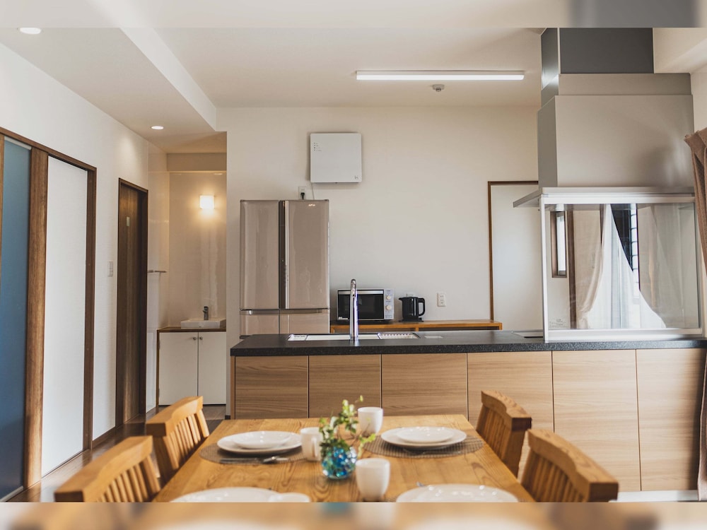 デラックス コンドミニアム 客室内のダイニングエリア0 | コンフォートプラス