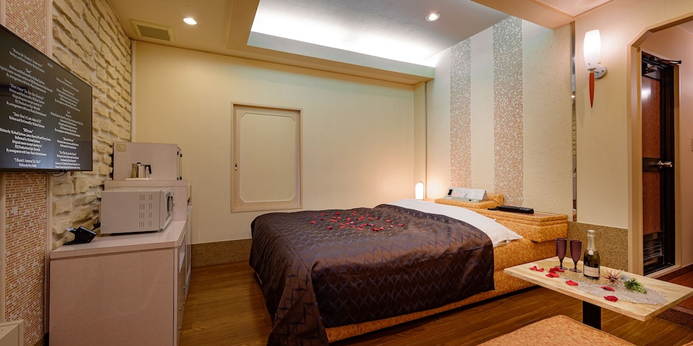 ダブルルーム バスタブ付き (アーリーチェックアウト11時) 喫煙可 客室4 | ホテルメトロ- 大人限定